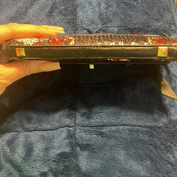 Rose Sequin Iron Fist Wallet - Picture 7 of 7